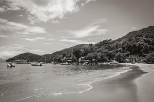 den stora tropiska ön ilha grande abraao beach brazil. foto