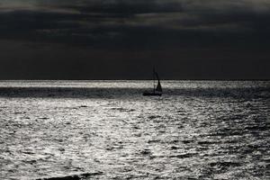 segelbåt segling i de medelhavs hav, lugna vattnen foto