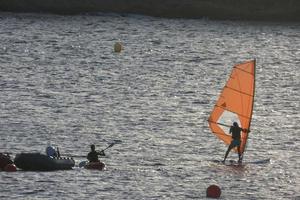 praktiserande vindsurfing i de medelhavs hav, lugna hav foto