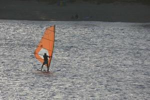 praktiserande vindsurfing i de medelhavs hav, lugna hav foto