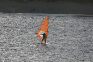 praktiserande vindsurfing i de medelhavs hav, lugna hav foto