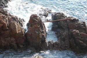 stenar och hav i de katalansk costa brava, medelhavs hav, blå hav foto