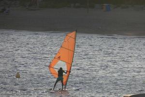 praktiserande vindsurfing i de medelhavs hav, lugna hav foto