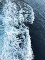 de vågor av de hav vatten. hav bakgrund foto