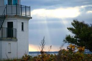 fyr, spodsbjerg fyr i jagade på de kust av Danmark. Sol strålar lysande foto