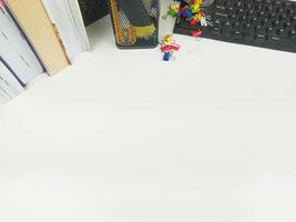 platt lägga, vit skrivbord i de kontor med layout utrymme.med kontor Utrustning sådan som pennor, bärbara datorer och tangentbord på de top.mock upp tabell foto