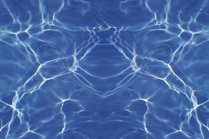 defokusering suddig transparent blå färgad klar lugna vatten yta textur med stänk och bubblor. trendig abstrakt natur bakgrund. vatten vågor i solljus med kopia Plats. blå vattenfärg lysande foto