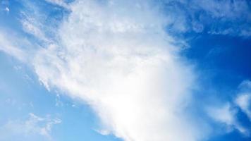 naturskönt skott av vackert molnlandskap mot den blå himlen foto