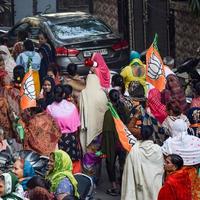 ny delhi, Indien, november 20 2022 - bharatiya janata fest bjp supportrar under en samling i Stöd av bjp kandidat pankaj luthara till fil utnämning papper ett huvud av mcd lokal- kropp val 2022 foto