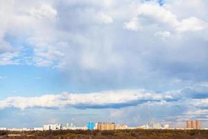 vit moln över se av urban parkera i moskva foto