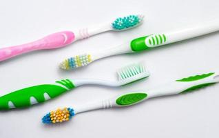 olika tandborstar på en vit bakgrund foto