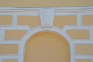 gul arkitektonisk element valv i de vägg. de vit båge är ett imitation av en fönster. renoverat byggnad. foto