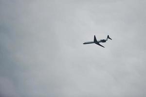 passagerare plan hög upp i de himmel. molnig väder. modern flyg foto