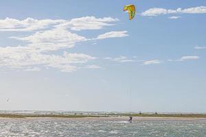 bild av kitesurfare i stormig väder och solsken i florida foto