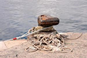 rostig metall förtöjning bollard för stor fartyg foto