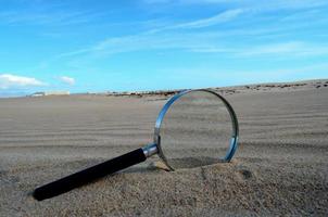 förstoringsglas glas på de sand foto