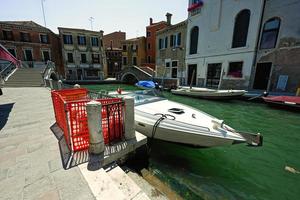 kanal med båtar i Venedig, Italien. fondamenta condulmer gata. foto