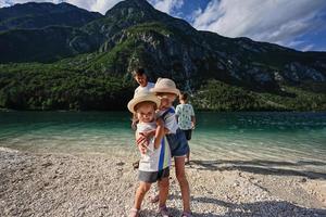 fyra barn i sjö bohinj, de största sjö i Slovenien, del av triglav nationell parkera. foto