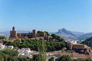 se av antequera slott med de naturlig monument de älskande sten i de bakgrund. turistiska resa till Spanien. historisk intressera och unesco värld arv webbplats. foto