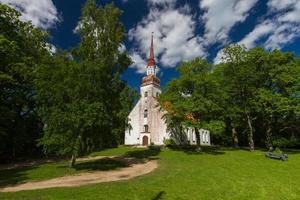 luthersk kyrka i sommar foto