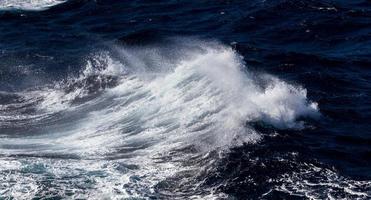 vågor i de medelhavs hav foto