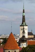 gammal stad av tallinn i sommar foto