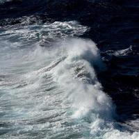 vågor i de medelhavs hav foto