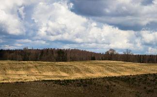 vår landskap med moln foto