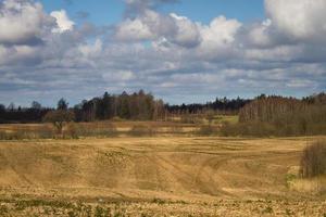 vår landskap med moln foto