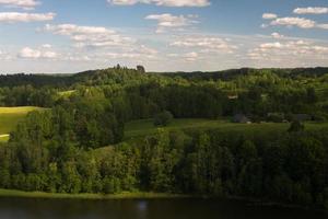 landskap från de lettiska landsbygden i vår foto