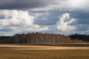 vår landskap med moln foto