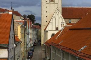 gammal stad av tallinn i sommar foto