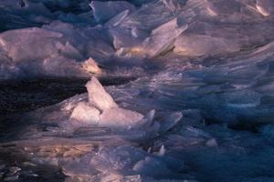 baltic hav kust med småsten och is på solnedgång foto