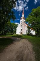 luthersk kyrka i sommar foto