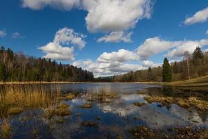 vår landskap med moln foto