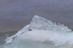 baltic hav kust med småsten och is på solnedgång foto