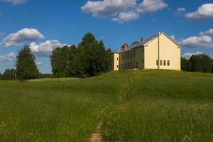 landskap från de lettiska landsbygden i vår foto