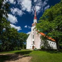 luthersk kyrka i sommar foto