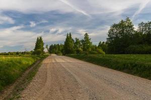 landskap från de lettiska landsbygden i vår foto