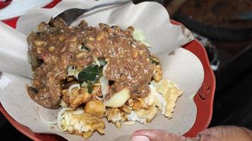 Rujak cingur känd indonesien traditionell mat foto