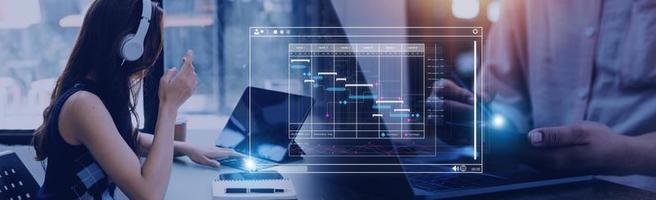 analytiker arbetssätt med dator i företag analys och data förvaltning systemet till göra Rapportera med kpi och metrik ansluten till databas. företags- strategi för finansiera, operationer, försäljning, marknadsföring foto