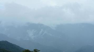 de regnar bergen se med de dimmig och dimmig regnar droppar foto