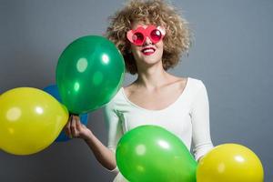 rolig blond kvinnor innehav ballonger fira ny år foto
