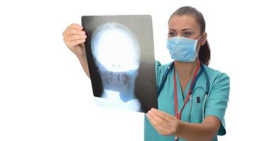 läkare kirurg innehav patient huvud x stråle. isolerat på vit bakgrund foto