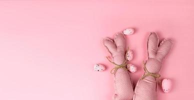 rosa leksak kaniner på rosa bakgrund .platt lägga baner med plats för text foto