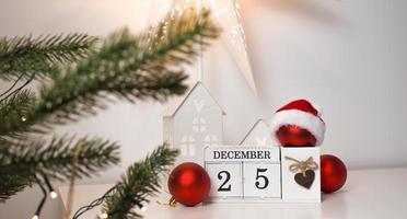 vinytage kalender med december 25 datum nära jul träd och några röd ornament