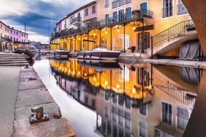 naturskön se av hamn grimaud på natt falla reflekterande till kanal vatten mot dramatisk höst himmel foto