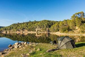 naturskön se av fiske läger tält på sjö i provence söder av Frankrike i höst dagsljus foto