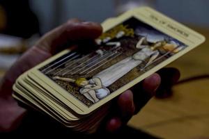 ung man läsning tarot kort till hans klient, mexico latin Amerika foto