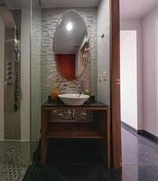 modern små badrum interiör design. ljus stil foto